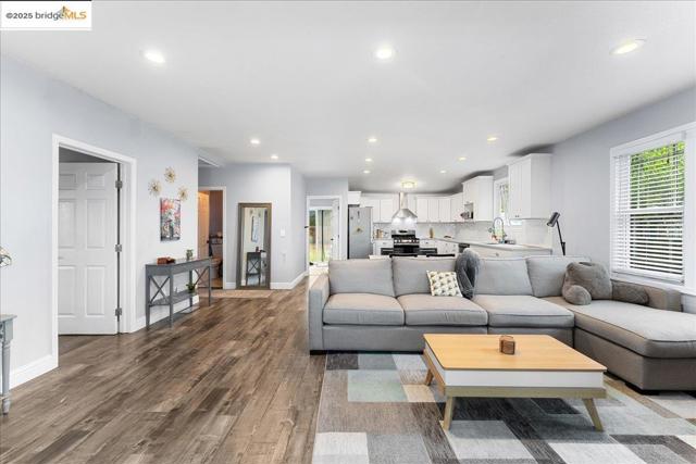 2016 104th AVE, Oakland CA: https://media.crmls.org/mediaz/43197981-10ae-4c02-8f0e-e1c7d0ebf907.jpg