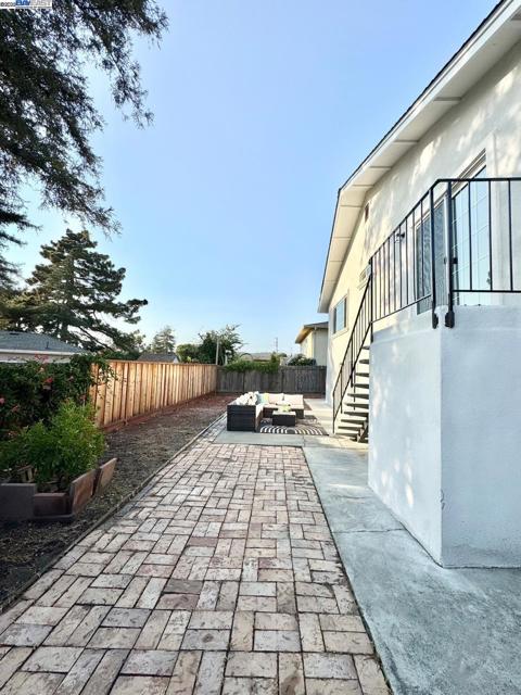 20595 Center St, Castro Valley CA: https://media.crmls.org/mediaz/431ae42c-37ef-4eff-8892-898718d7d167.jpg