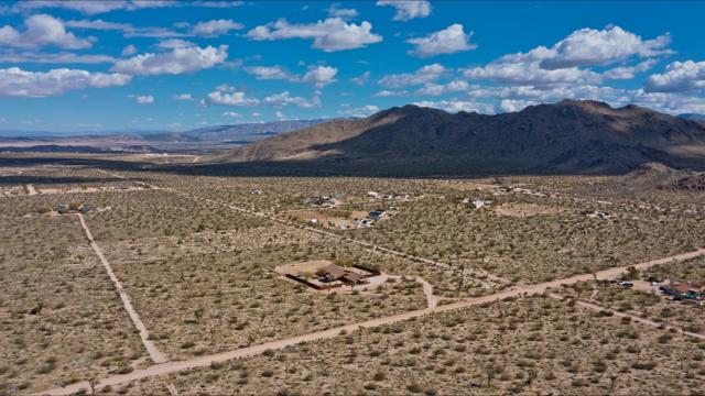 3663 Olympic Road, Joshua Tree CA: https://media.crmls.org/mediaz/431aff95-3e81-4b8a-8fa9-bfc4fbd46024.jpg