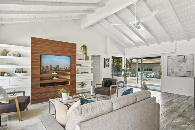 4877 Lorraine Dr, San Diego CA: https://media.crmls.org/mediaz/431c1865-3909-47bc-a140-a888136520f4.jpg