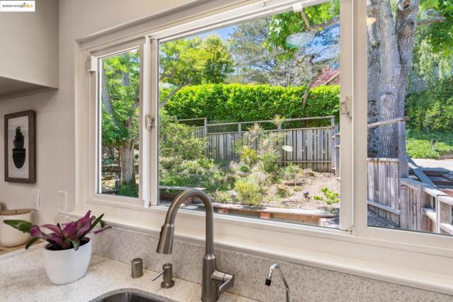 1023 Overlook Rd, Berkeley CA: https://media.crmls.org/mediaz/431ca93c-b623-4d2b-bfd8-976a9a410e0d.jpg