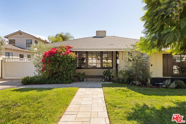13128 Hartsook Street, Sherman Oaks CA: https://media.crmls.org/mediaz/431d817e-5337-48d3-900d-9fa46e27566f.jpg