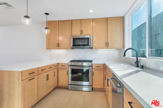 11220 Victory Boulevard, North Hollywood CA: https://media.crmls.org/mediaz/431d98e6-2abc-423c-bac8-3c57c16a03fe.jpg