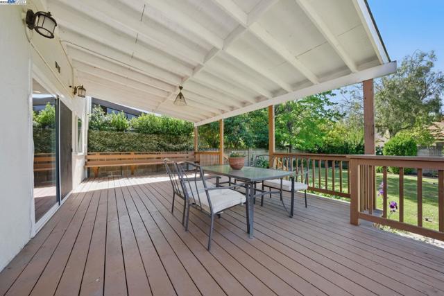 2387 Gomes Rd, Fremont CA: https://media.crmls.org/mediaz/431e0110-66f1-47fb-a206-f1e93a1c4533.jpg