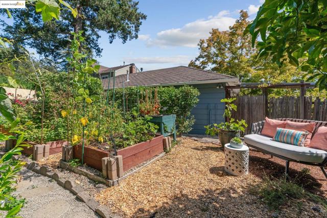 5550 Snake Road, Oakland CA: https://media.crmls.org/mediaz/431f3bd5-b022-416b-9202-2060b7d265f9.jpg