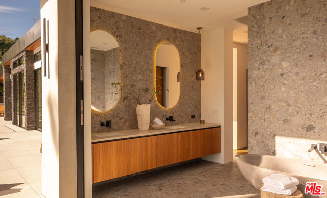 12752 Mulholland Drive, Beverly Hills CA: https://media.crmls.org/mediaz/431f54d1-b4a5-4f28-be77-72024a4a0dcd.jpg