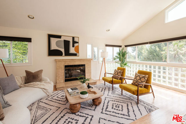 980 Oneonta Drive, Los Angeles CA: https://media.crmls.org/mediaz/432041e5-f2e9-4667-bc19-9be373d21c7c.jpg