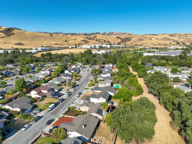 486 Fontanelle Court, San Jose CA: https://media.crmls.org/mediaz/43211a21-31b8-43e1-8a91-67438baac6df.jpg