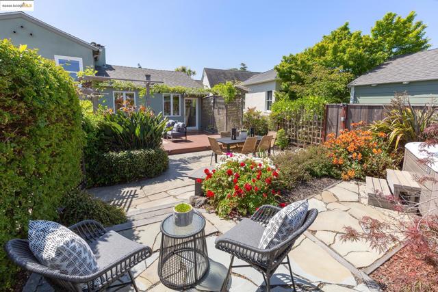 131 Sonia St, Oakland CA: https://media.crmls.org/mediaz/43215c5f-4623-44cf-ac4e-e3ff034357df.jpg