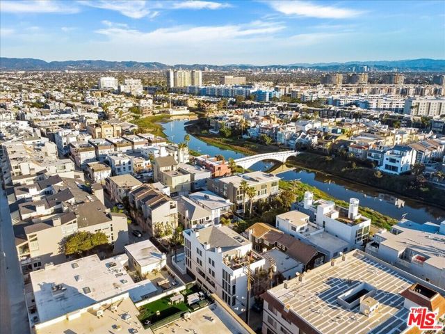 14 Mast Street, Marina del Rey CA: https://media.crmls.org/mediaz/43218750-4fdd-42c1-affd-6b2723559a82.jpg