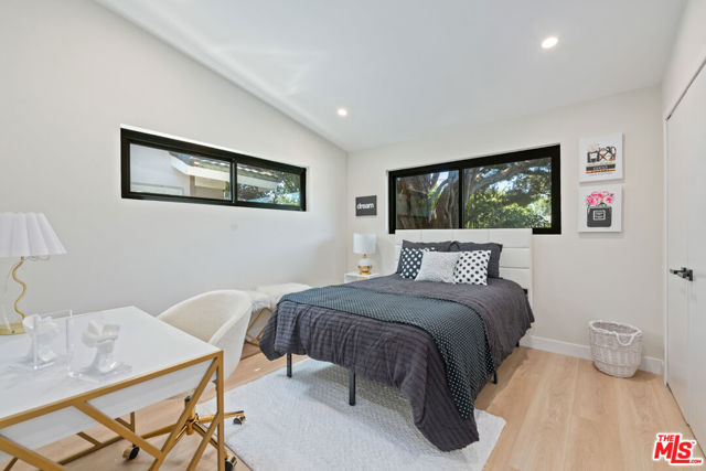 23442 Burbank Boulevard, Woodland Hills CA: https://media.crmls.org/mediaz/4321be56-e048-41cb-972a-138dd999a58f.jpg