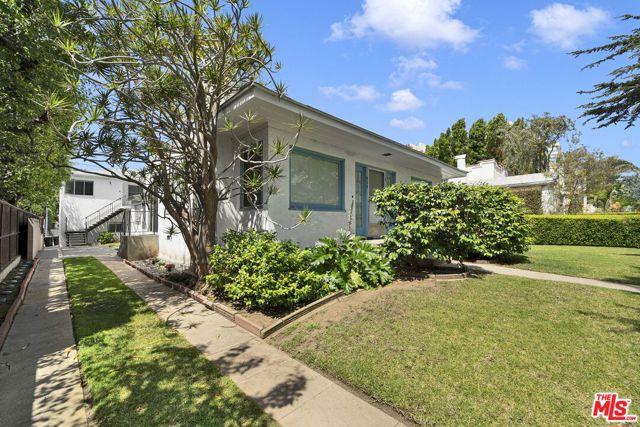 938 15th Street, Santa Monica CA: https://media.crmls.org/mediaz/4322baca-f8b9-4371-9e3d-57bebc940089.jpg