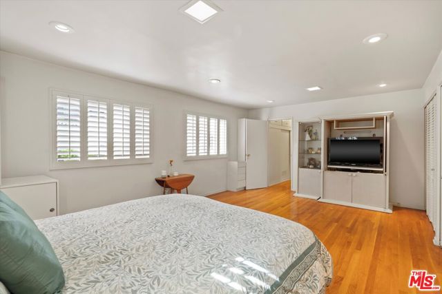 1903 Holmby Avenue, Los Angeles CA: https://media.crmls.org/mediaz/4322bf99-8f7f-4e18-9729-4f510848c9c7.jpg