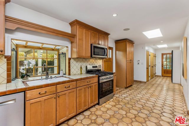 11611 La Maida Street photo 7