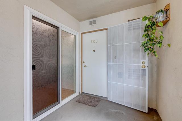 933 Shoreline Drive, Alameda CA: https://media.crmls.org/mediaz/4323d500-9dc7-43e7-bbc8-2c2b12cc0814.jpg