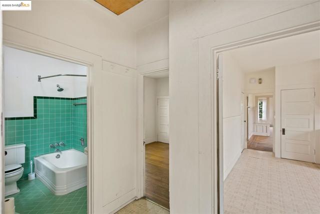 1406 Kains Ave, Berkeley CA: https://media.crmls.org/mediaz/432545f7-6360-41e3-895b-4a6b764425ed.jpg