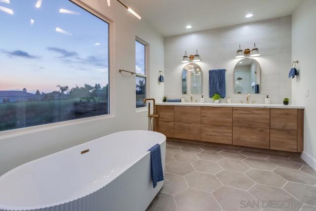 2482 San Clemente Ave, Vista CA: https://media.crmls.org/mediaz/43255d1a-2b72-4e55-b1ff-6640fb13f7a1.jpg
