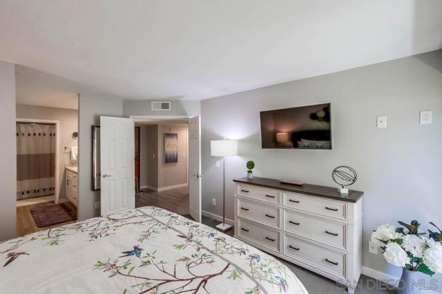 17637 Pomerado Rd, San Diego CA: https://media.crmls.org/mediaz/4325aa5a-bf73-40b4-87bc-5e7c8bd56ad6.jpg