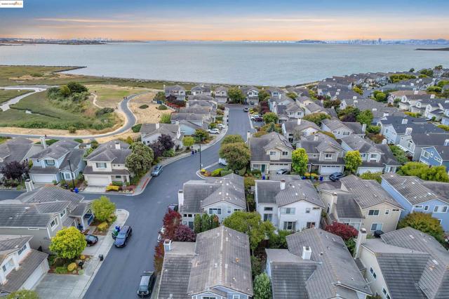 16 Bay Harbor Ct, Richmond CA: https://media.crmls.org/mediaz/432612f3-a3be-49b3-9ce2-50c5ae1c1aa7.jpg