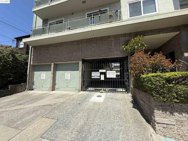 3877 Howe St, Oakland CA: https://media.crmls.org/mediaz/43268572-0aeb-4769-a517-96f7babc0061.jpg