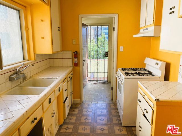 1027 84th Street, Los Angeles, California 90044, 4 Bedrooms Bedrooms, ,2 BathroomsBathrooms,Single Family Residence,For Sale,84th,24399301