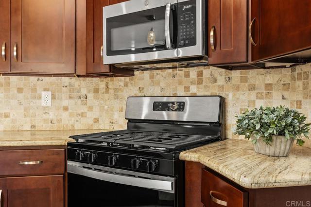 Detail Gallery Image 14 of 43 For 1715 Landing Dr, Vista,  CA 92081 - 3 Beds | 2/1 Baths