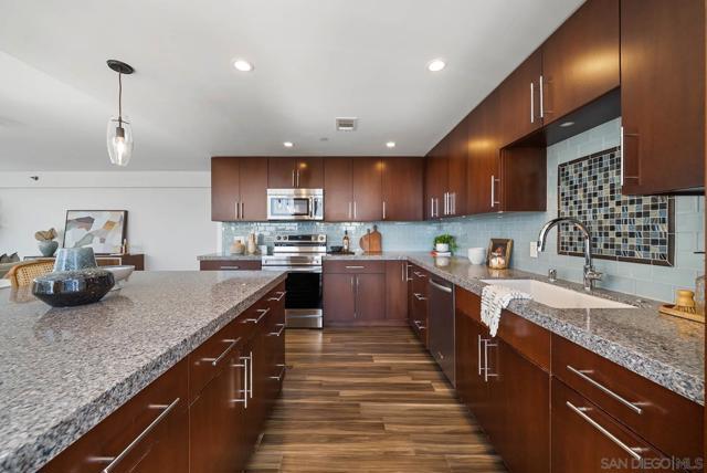 1810 Avenida Del Mundo, Coronado CA: https://media.crmls.org/mediaz/432d9b65-7b90-487a-90cc-b0f73907c630.jpg