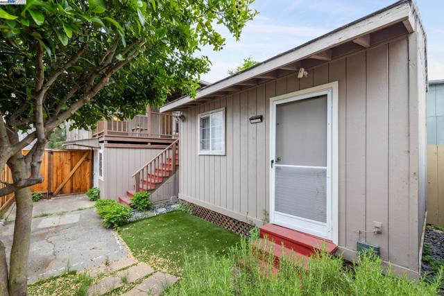 545 Central Ave, Alameda CA: https://media.crmls.org/mediaz/432e6d77-0e98-4daa-9e16-9fcf56b78c0b.jpg