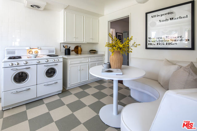 3987 Roxton Avenue, Los Angeles CA: https://media.crmls.org/mediaz/432eac0d-06e1-4634-8f33-4b5b4df07331.jpg