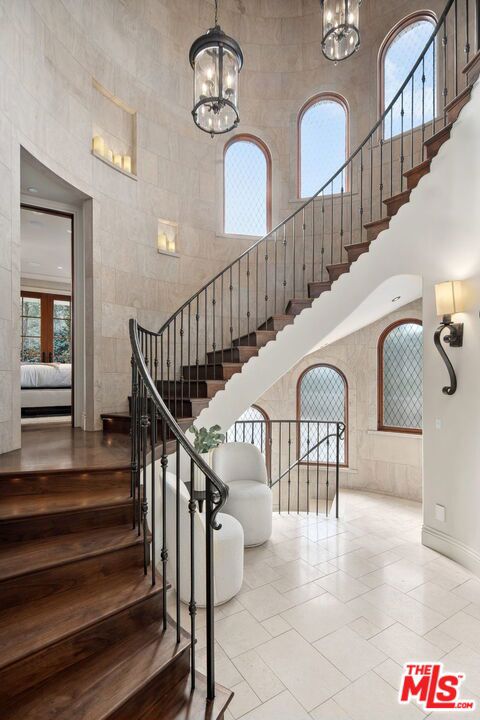 6882 Arizona Avenue, Los Angeles CA: https://media.crmls.org/mediaz/432fc241-2c19-4b52-9c1d-b4d94151e8ff.jpg