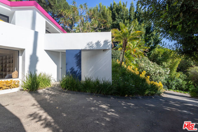 2034 Outpost Drive, Los Angeles CA: https://media.crmls.org/mediaz/432fd7df-f972-4bee-90ef-2b1705dd57bc.jpg
