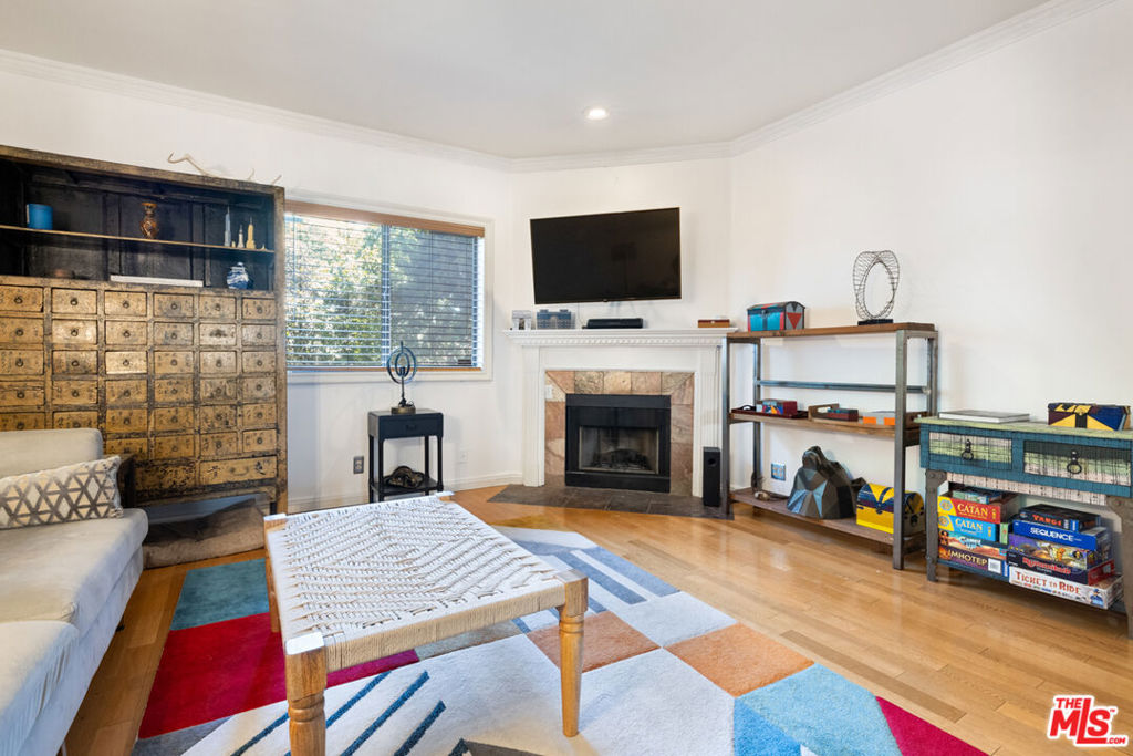 14256 Victory Boulevard #4
