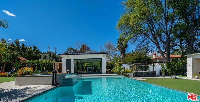 18938 Wells Drive, Tarzana CA: https://media.crmls.org/mediaz/43303350-20fd-46b8-aa94-88aea6a2ee44.jpg