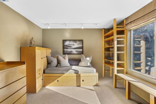 3 Abbott Way, Piedmont CA: https://media.crmls.org/mediaz/43308203-a39e-4baf-95d6-ed2e6f2528cf.jpg