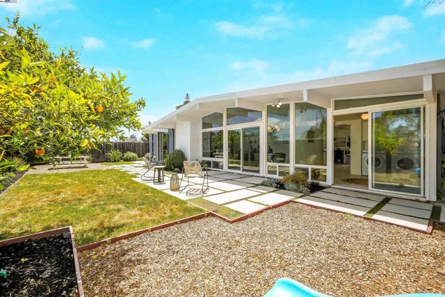 5893 Highwood Rd, Castro Valley CA: https://media.crmls.org/mediaz/43309fa5-6390-43e4-90a1-6ab1764e7f3a.jpg