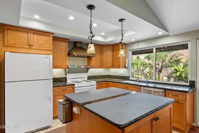 1641 Trafalgar Place, Westlake Village CA: https://media.crmls.org/mediaz/433137fa-2c3a-40e7-a023-10f91ee19450.jpg