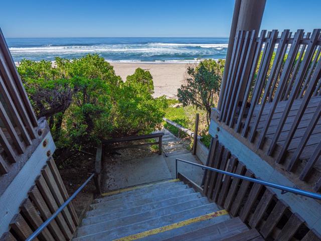 372 Oceanview Drive, La Selva Beach CA: https://media.crmls.org/mediaz/433150de-a2ce-479b-b629-e7c68ffddb9f.jpg