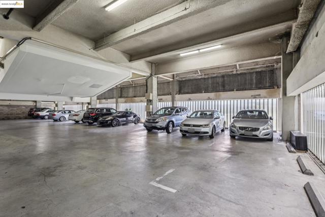 565 Bellevue Ave, Oakland CA: https://media.crmls.org/mediaz/4331e530-5e01-4bac-86ec-f32b8fc6cfa4.jpg