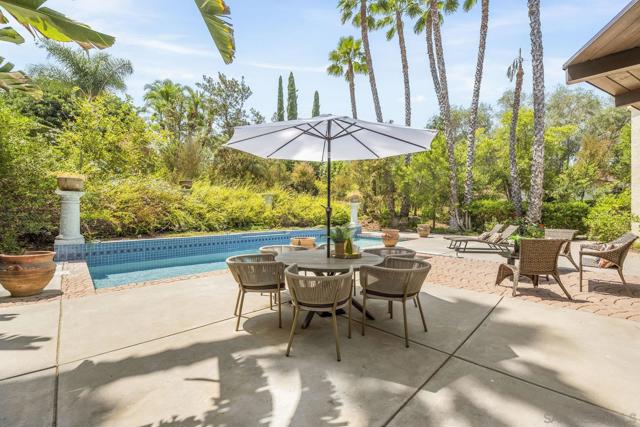 17601 Valle Verde, Poway CA: https://media.crmls.org/mediaz/4331ee91-b5d5-4097-83d7-c2c3f79ac323.jpg