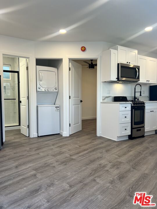 421 E Chevy Chase Drive, Glendale CA: https://media.crmls.org/mediaz/433256b7-40bf-4c9f-bb61-abb1e4a28f98.jpg