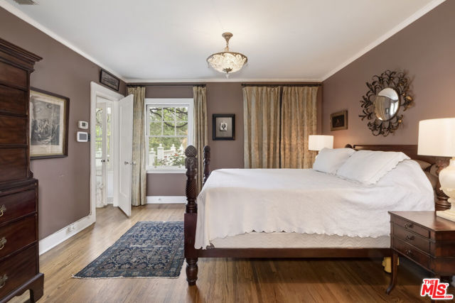 232 N Arden Boulevard, Los Angeles CA: https://media.crmls.org/mediaz/4333d6b5-a6c9-4c3f-a4e2-6180c254c08d.jpg