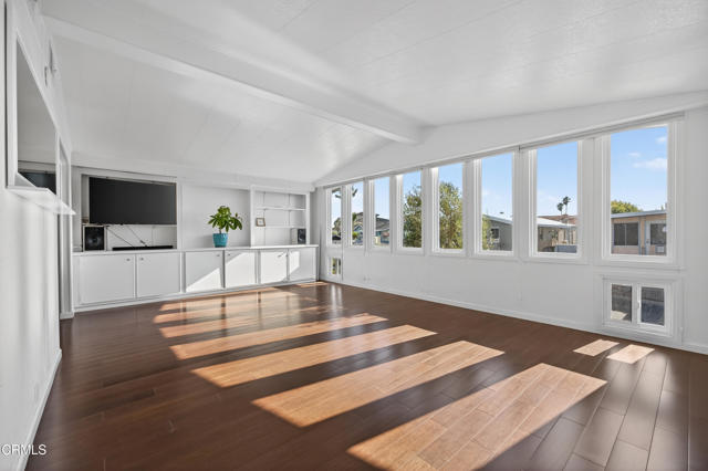 5540 W 5TH Street, Oxnard CA: https://media.crmls.org/mediaz/4333f3ff-1699-47fb-b071-40b0d802b439.jpg