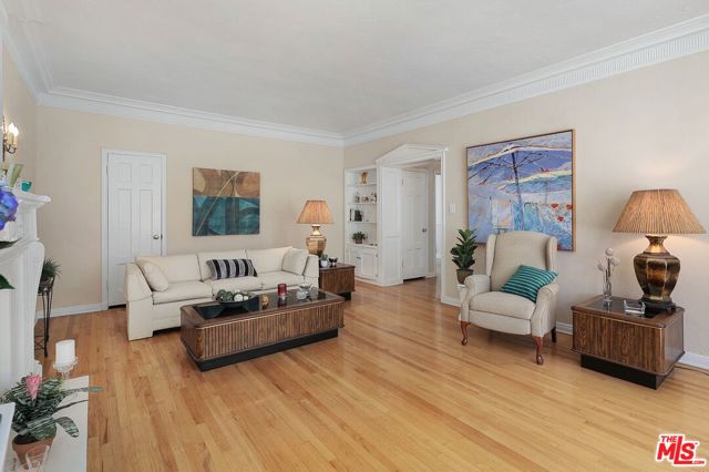 920 S Serrano Avenue, Los Angeles CA: https://media.crmls.org/mediaz/4334a31d-d72e-4593-ab9b-0c835246db46.jpg