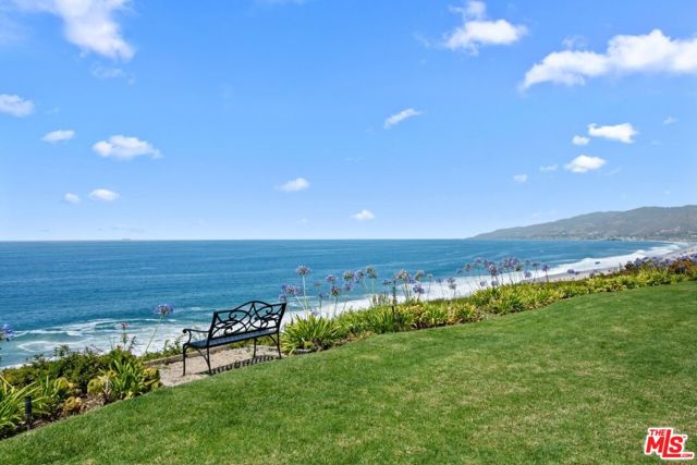 29700 Zuma Bay Way, Malibu CA: https://media.crmls.org/mediaz/4335a6b3-5664-457a-9b96-801f408e36d2.jpg