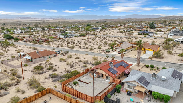 7412 Maude Adams Avenue, 29 Palms CA: https://media.crmls.org/mediaz/43363cb4-9080-41b4-ba42-c07c32d77d11.jpg