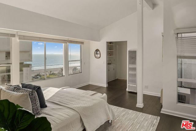143 Ocean Avenue Ext, Santa Monica CA: https://media.crmls.org/mediaz/43377cc3-03a1-4bea-94b7-f4f2abd12939.jpg