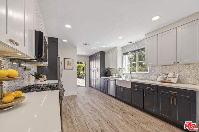11023 Kling Street photo 7