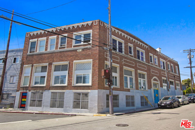 1802 Pacific Avenue, Venice CA: https://media.crmls.org/mediaz/4337b500-a901-48f7-8f3d-f47b708ee19c.jpg