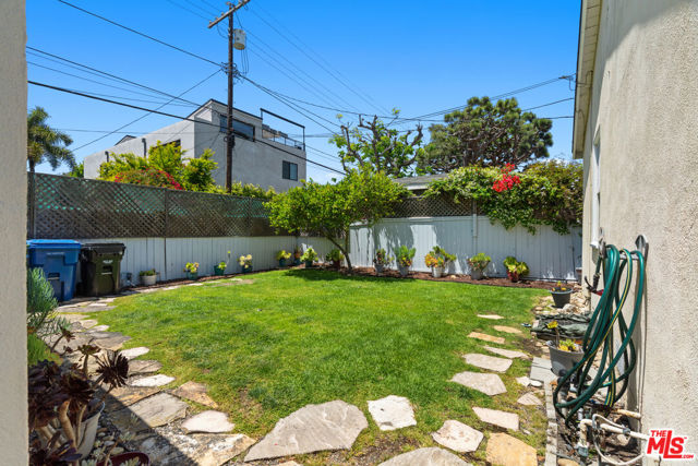 2421 Cloy Avenue, Venice CA: https://media.crmls.org/mediaz/4338051d-a0ec-4014-b10d-81b51677cf41.jpg