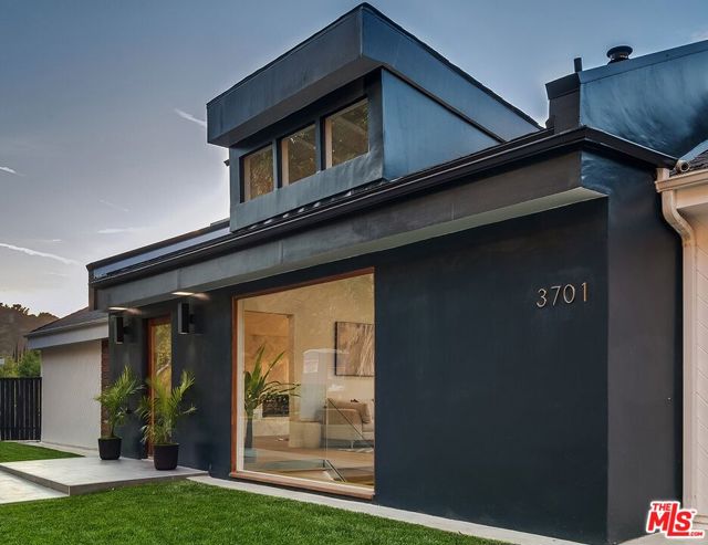 3701 Multiview Drive, Los Angeles CA: https://media.crmls.org/mediaz/433acea7-c7f3-43dd-a03d-485ba912bba6.jpg
